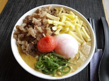 贅沢カレー丼（ミニサラダ付）